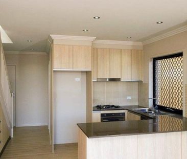 MODERN TWO BEDROOM, 2 BATHROOM TOWNHOUSE ONLY 6KM FROM CBD!! - Photo 3