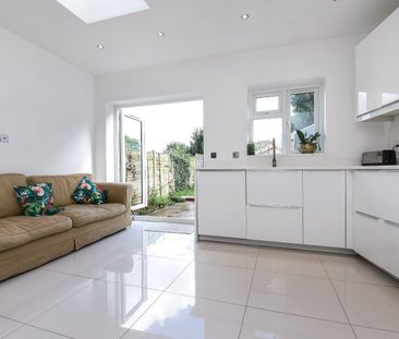 Semi-detached House to rent - Brent Road, London, SE18 - Photo 6