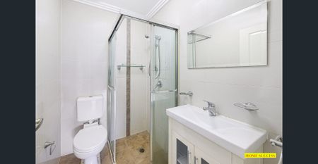 Spacious Split Level Apartment - Photo 4