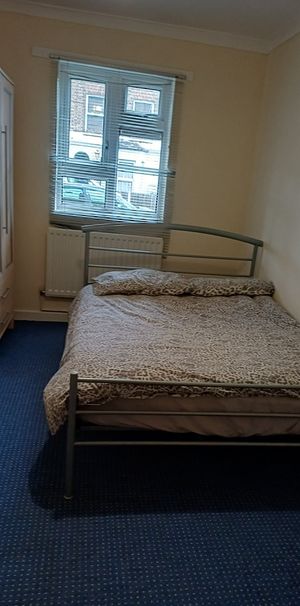 Room in a Shared Flat, Clive Road, SE21 - Photo 1