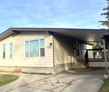 Renovated 4 Bed House with huge yard — 4 Bedrooms House - Photo 1