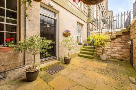 A delightful main door three bedroom garden flat, available on a furnished basis and located in a popular New Town location. - Photo 2