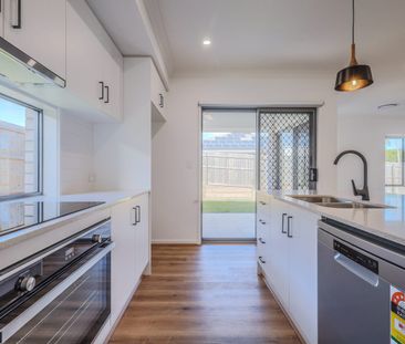 Fresh & Spacious Family Home in Bellbird Park | Available 18th April - Photo 6