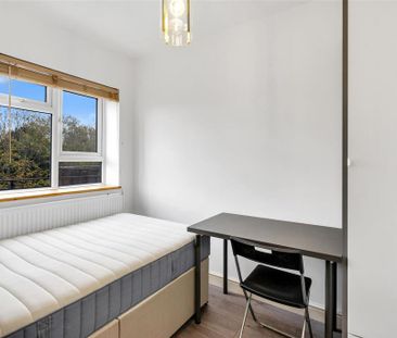 4 bedroom flat to rent - Photo 3