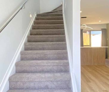 Modern Townhouse – Stylish, Sunny & Low Maintenanc - Photo 3