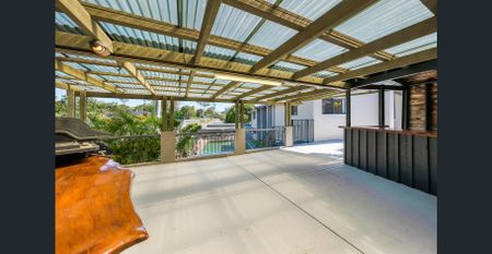 Dual-living Family Living in Prime Location - Photo 4