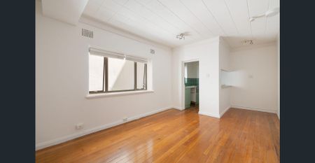 Freshly painted Art Deco studio in 'The Gordon' - Photo 2