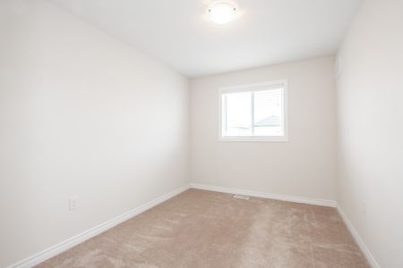 **GORGEOUS** 3 Bedroom Townhouse in Mount Hope!! - Photo 4