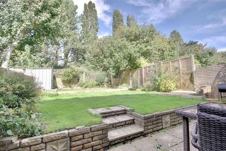 Coltsmead, Portsmouth, PO6 - Photo 2