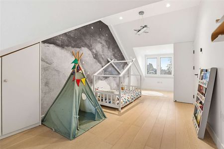 A beautifully designed three bedroom house - Photo 5