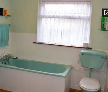 Sunny room in 4-bedroom apartment in Firhouse, Dublin - Photo 6