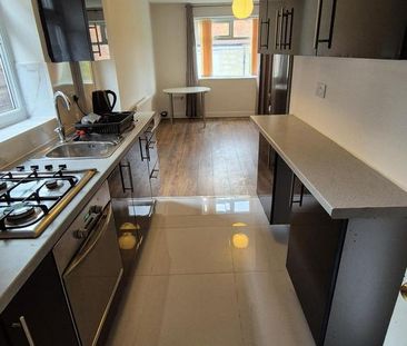 5 bedroom semi-detached house to rent - Photo 4