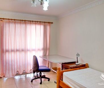 Furnished 4 bedrooms walking to school and shopping centre - Photo 6