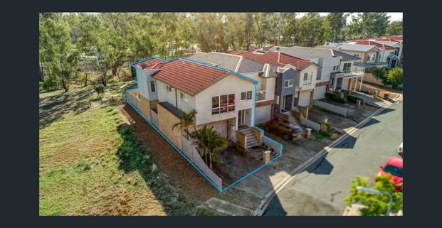 FULLY FURNISHED - Beautiful 4 Bedroom Townhouse - Photo 1