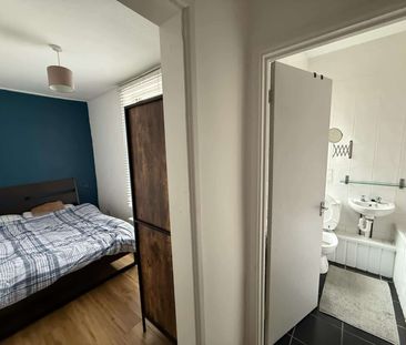 LOVELY DOUBLE ROOM WITH ENSUITE - Photo 2