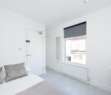 6 Bed Semi-Detached House, Lawrence Road, L15 - Photo 2