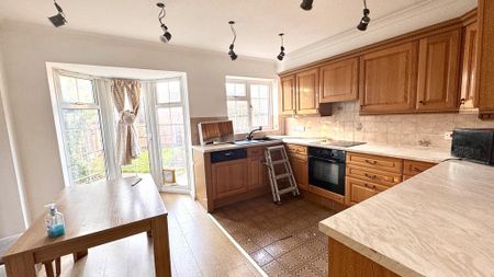 3 bedroom semi-detached house to rent - Photo 2