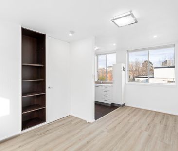 Light-Filled Top Floor Living in a Prime St Kilda Location - Photo 1