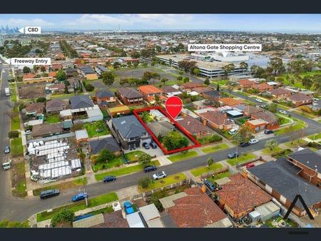 Spacious Family Home - Photo 2