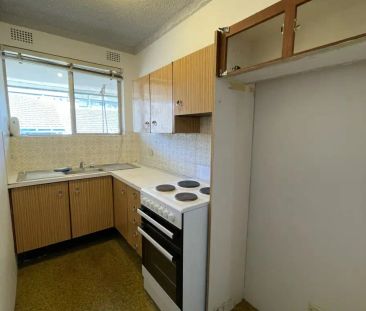 “Charming 2-bedroom Unit” - Photo 2