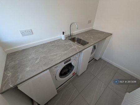 1 bedroom in a house share to rent - Photo 2