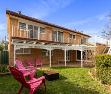 EXPANSIVE FAMILY LIVING WITH ESCARPMENT VIEWS & ENTERTAINER'S APPEAL - Photo 3