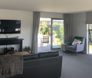 Lovely Three-bedroom Home - Photo 3