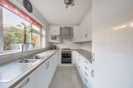 Heather Way, Hindhead, Surrey, GU26 - Photo 3