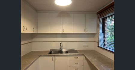 Fantastic location/new interior/secure - Photo 4