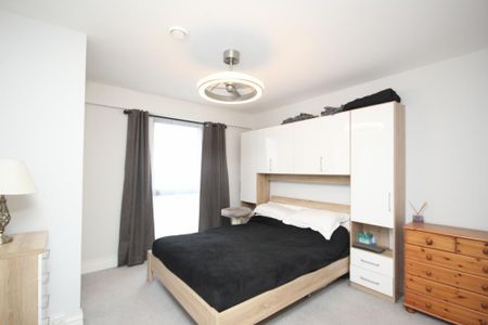 3 bedroom flat to rent - Photo 4