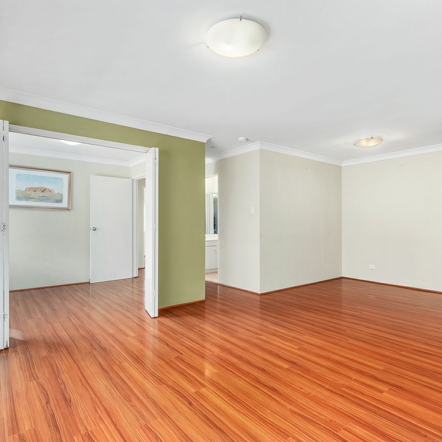 2 bedroom with study - walk to station - - Photo 1