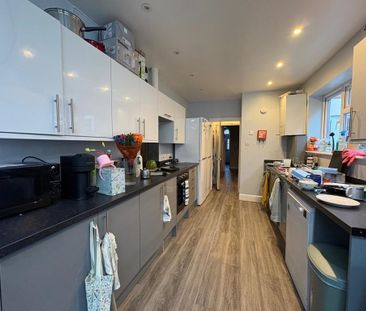 6 bedroom semi-detached house to rent - Photo 3
