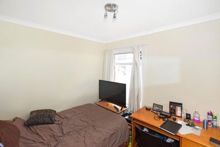 4 bedroom semi-detached house to rent - Photo 4