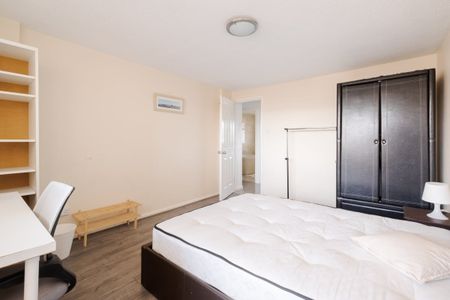 3 bedroom flat to rent - Photo 5