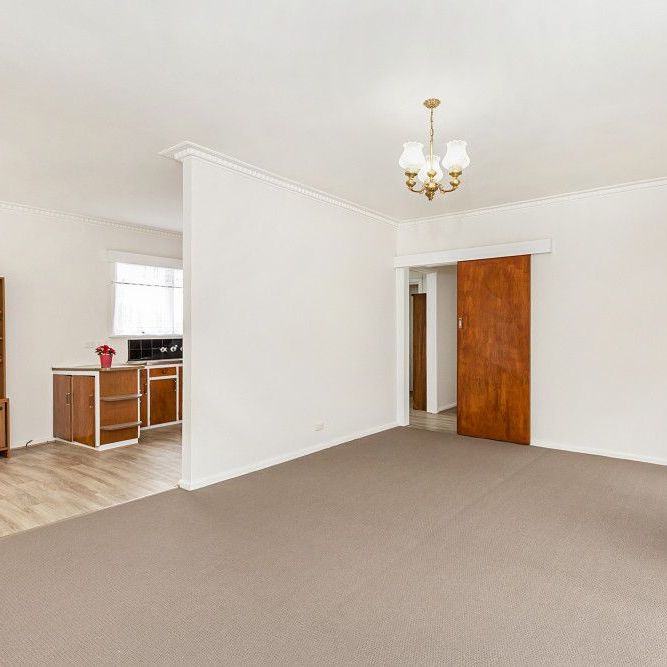 Instant Charmer - Photo 1