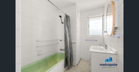 BRIGHT BREEZY AND COMFORTABLE - Photo 2