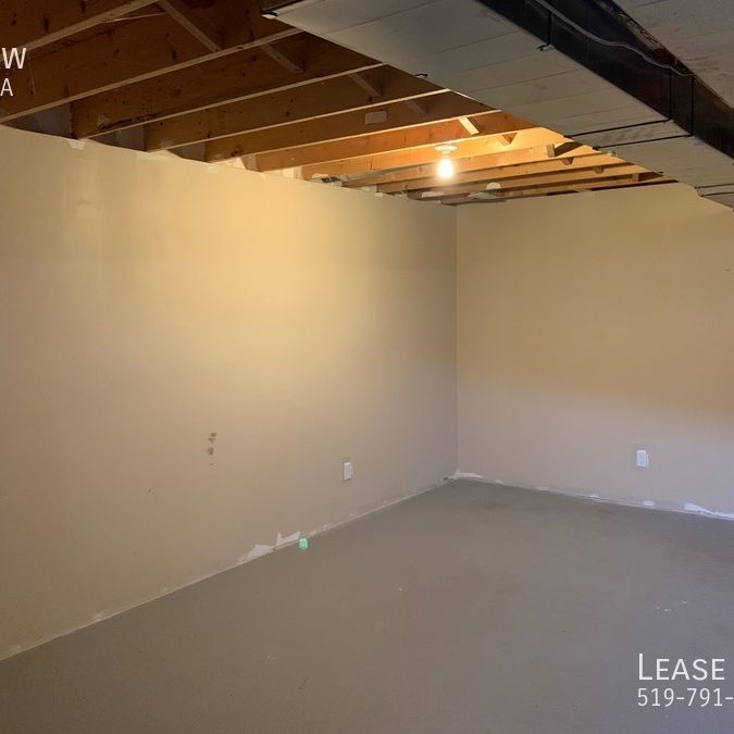 Beautiful Semi Ranch With Attached Garage in Amherstburg - Photo 1