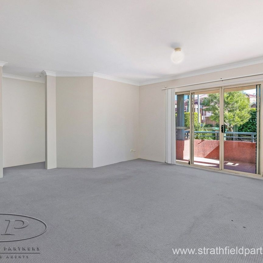 Walk to Westfield, Garden Apartment - Photo 1