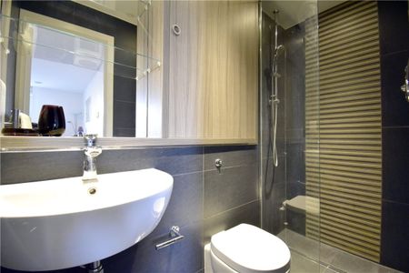 Well presented studio apartment within this architecturally designed development offering easy access to the historic City centre and Universities. Outside there is a secure bicycle store and communal garden. Furnished. - Photo 4