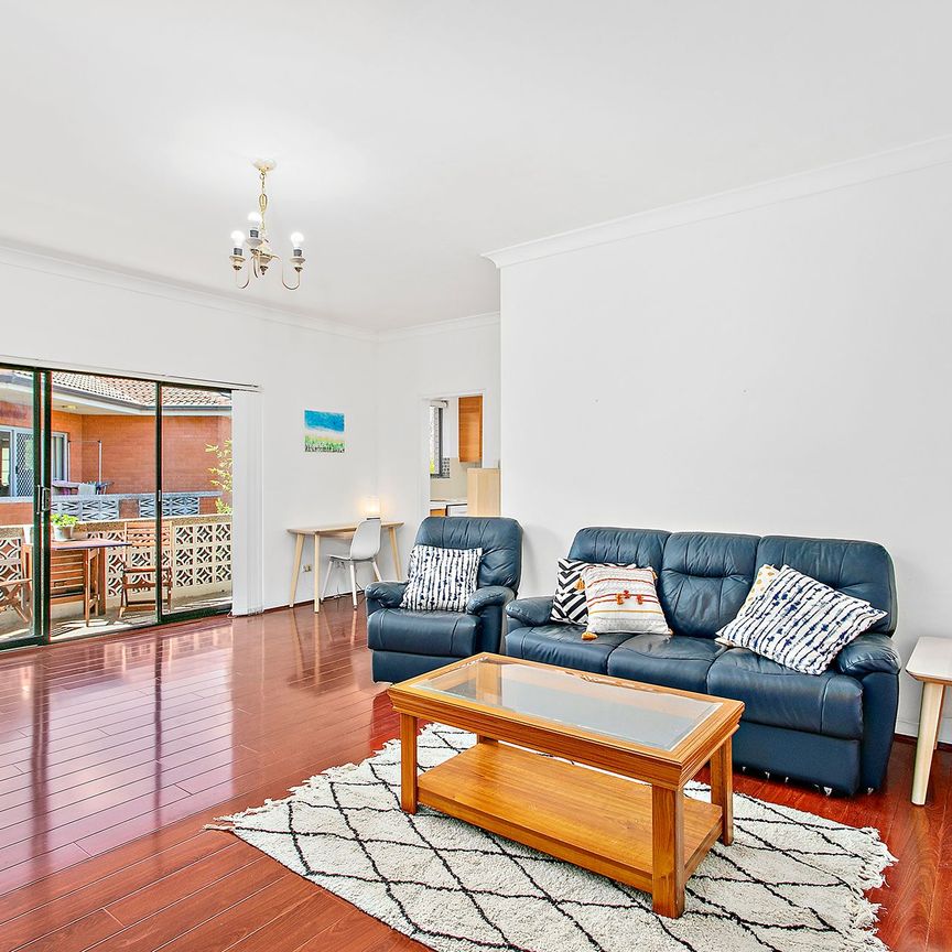 2 bedroom unit in ultra convenient location - Photo 1