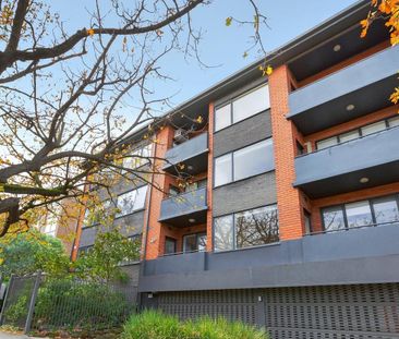 Spacious Three-Bedroom Apartment in Prime South Yarra Location - Photo 3