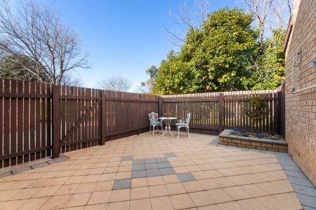Fantastic 3 bedroom townhouse -6 month lease only - Photo 2