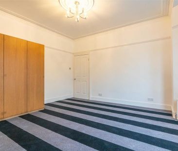 3 bedroom flat to rent - Photo 4