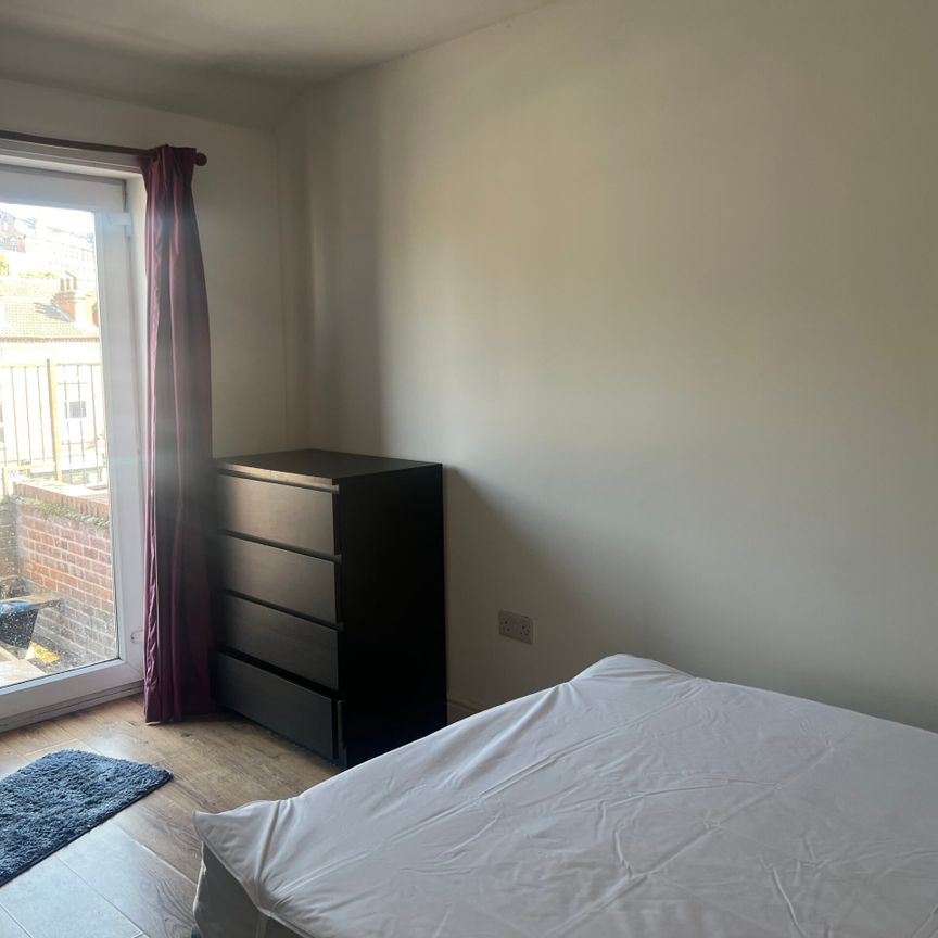 Lenton – 6 bedroom student house (Clifford Street) - Photo 1