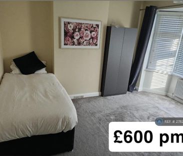 1 bedroom in a house share to rent - Photo 2