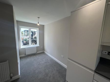 3 bedroom semi-detached house to rent - Photo 2