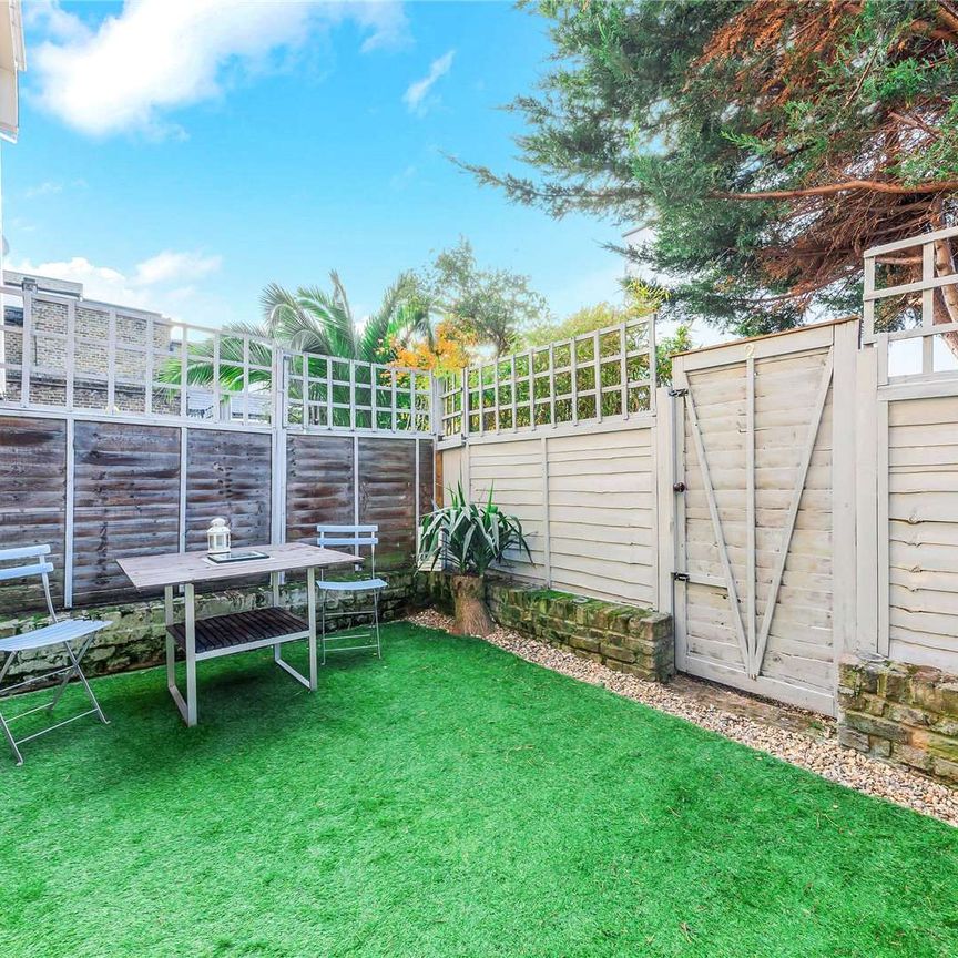 A beautifully presented one bedroom garden flat on Battersea High Street. - Photo 1