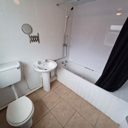 Room For Rent Queen Street, Pontypridd - Photo 4