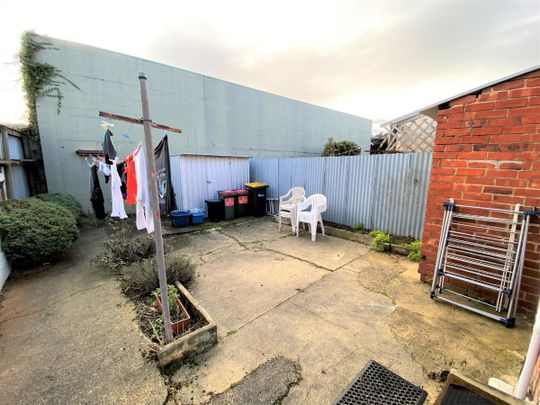 Popular Student Flat in Prime Howe Street Location Available for 2027 - Photo 1