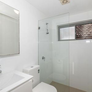 Furnished Private Room with Bathroom (all bills included) - Photo 2